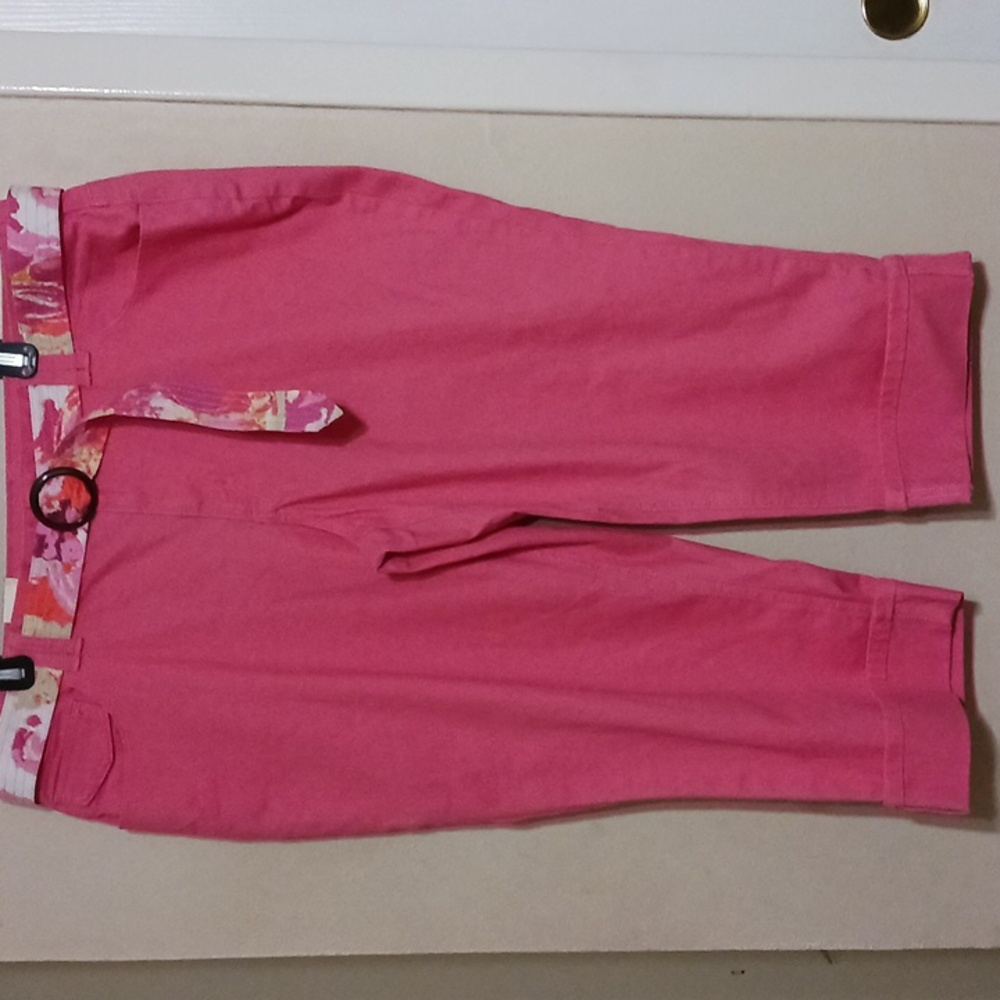 ST John Bay Capris crops pant with belt.